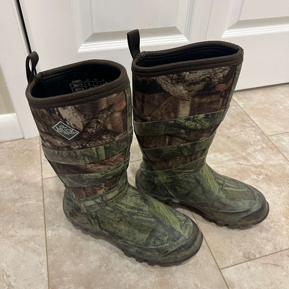 Camo muck boots women’s size 9